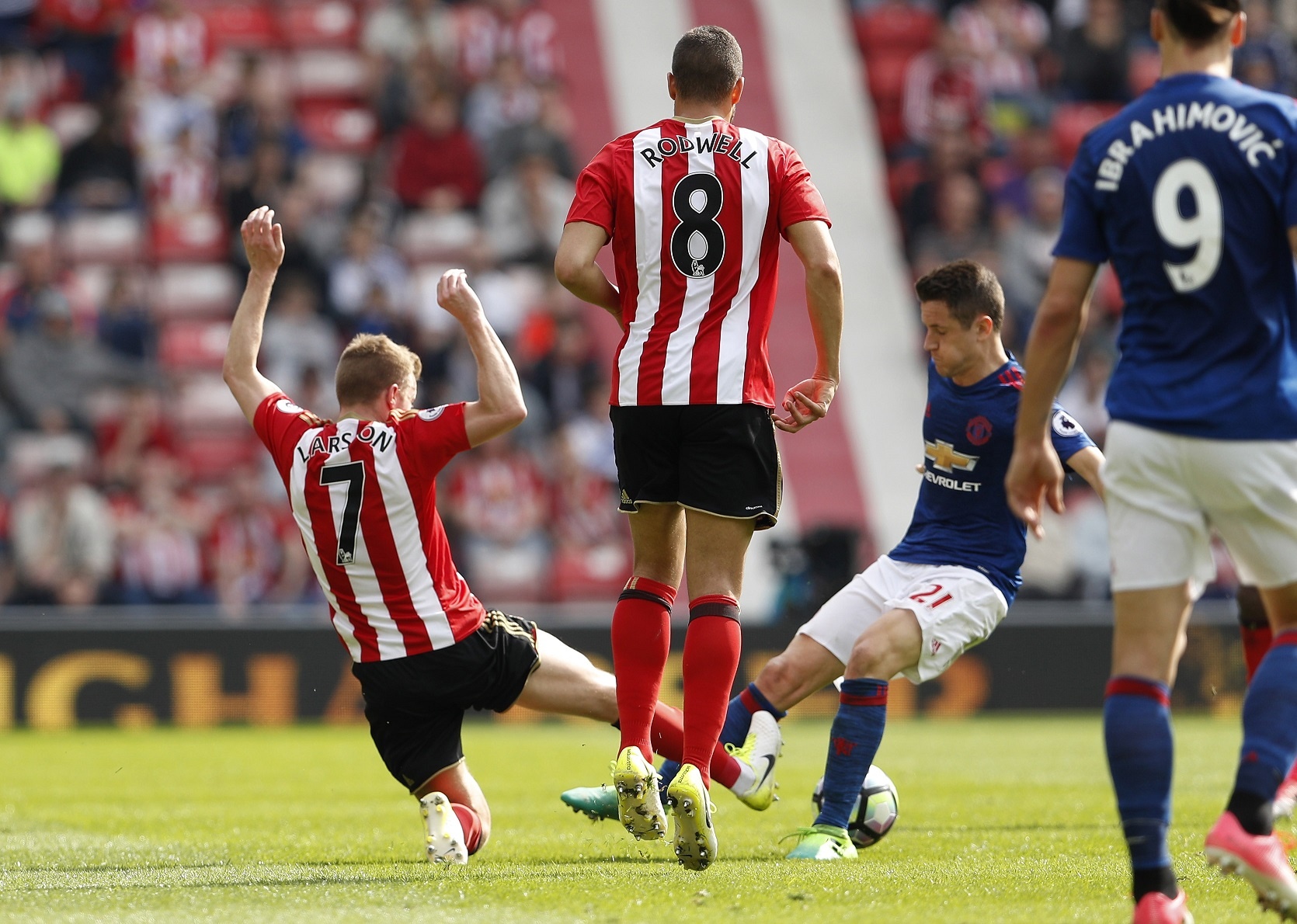 Ibra lập cột mốc trên sân khách ảnh 3 Ibra lap cot moc tren san khach anh 3