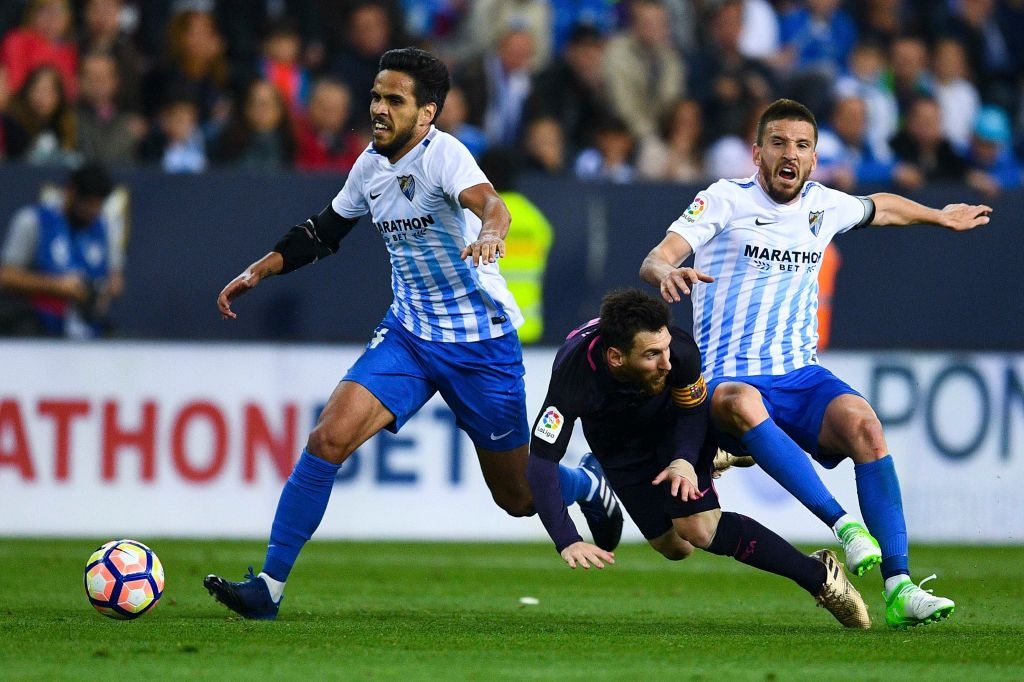 Neymar nhan the do,  Barca thua soc Malaga anh 6