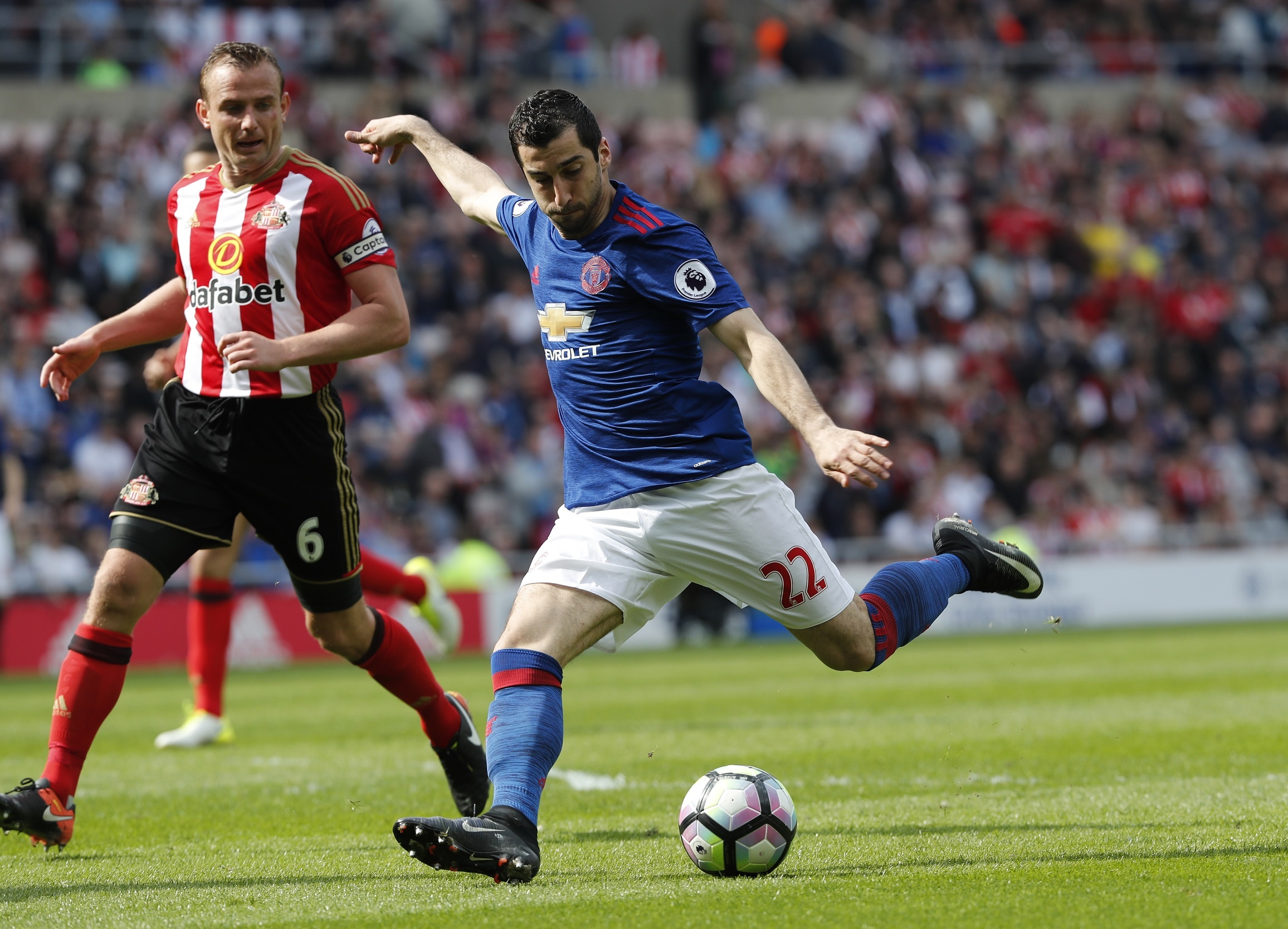 Ibra lập cột mốc trên sân khách ảnh 5 Ibra lap cot moc tren san khach anh 5