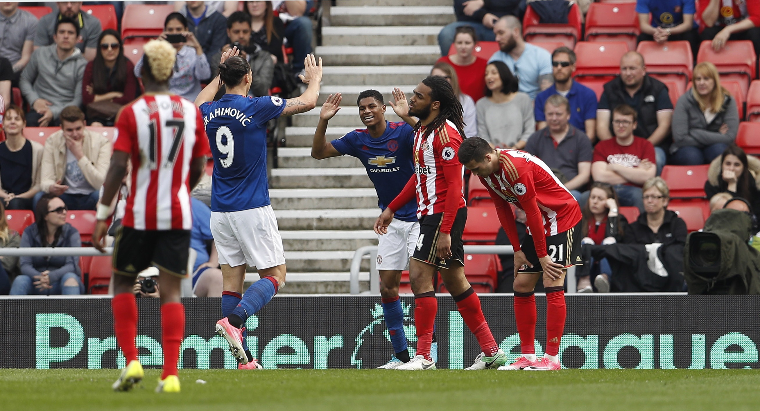 Ibra lập cột mốc trên sân khách ảnh 9 Ibra lap cot moc tren san khach anh 9