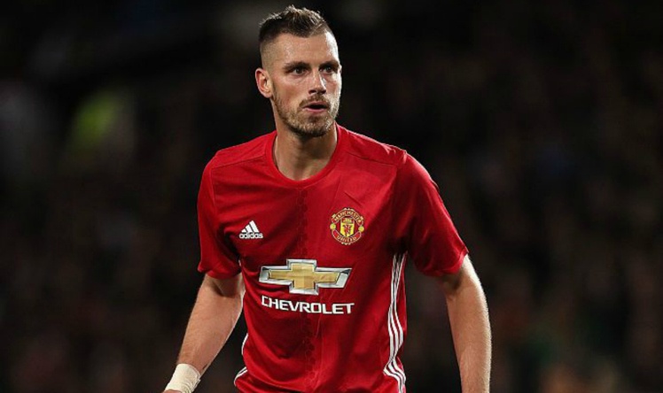 Bi Mourinho ruong bo, Schneiderlin trach moc Van Gaal hinh anh