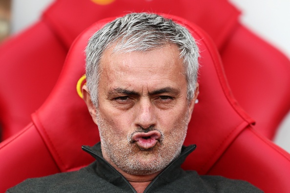 Fan MU bat ngo vi Mourinho khong biet Diego Forlan la ai hinh anh