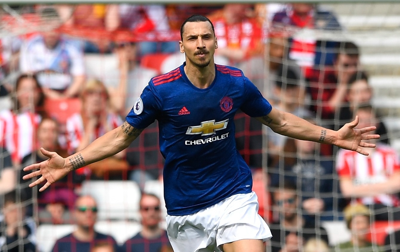 Ibra lap cot moc tren san khach cung Man Utd hinh anh