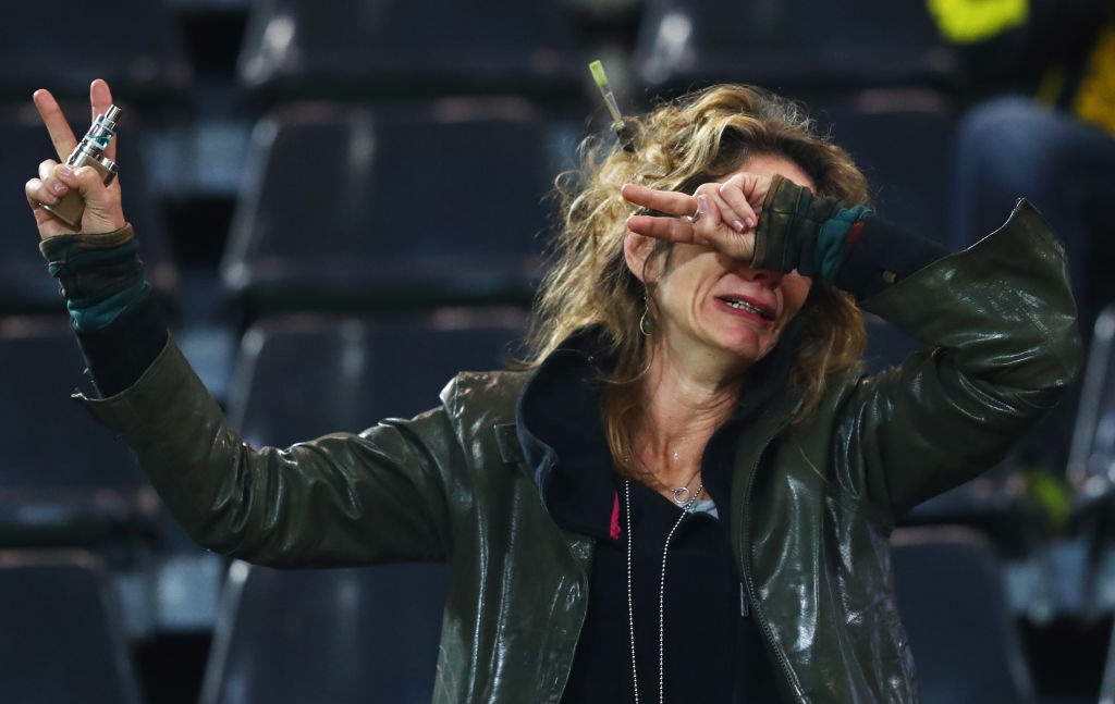 CDV bat khoc khi biet tin xe bus cua Dortmund bi danh bom hinh anh