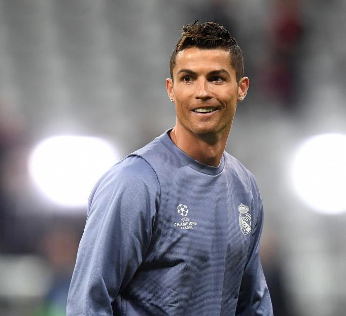 Ronaldo chạm mốc lịch sử với cú đúp vào lưới Bayer ảnh 1 Ronaldo cham moc lich su voi cu dup vao luoi Bayer anh 1
