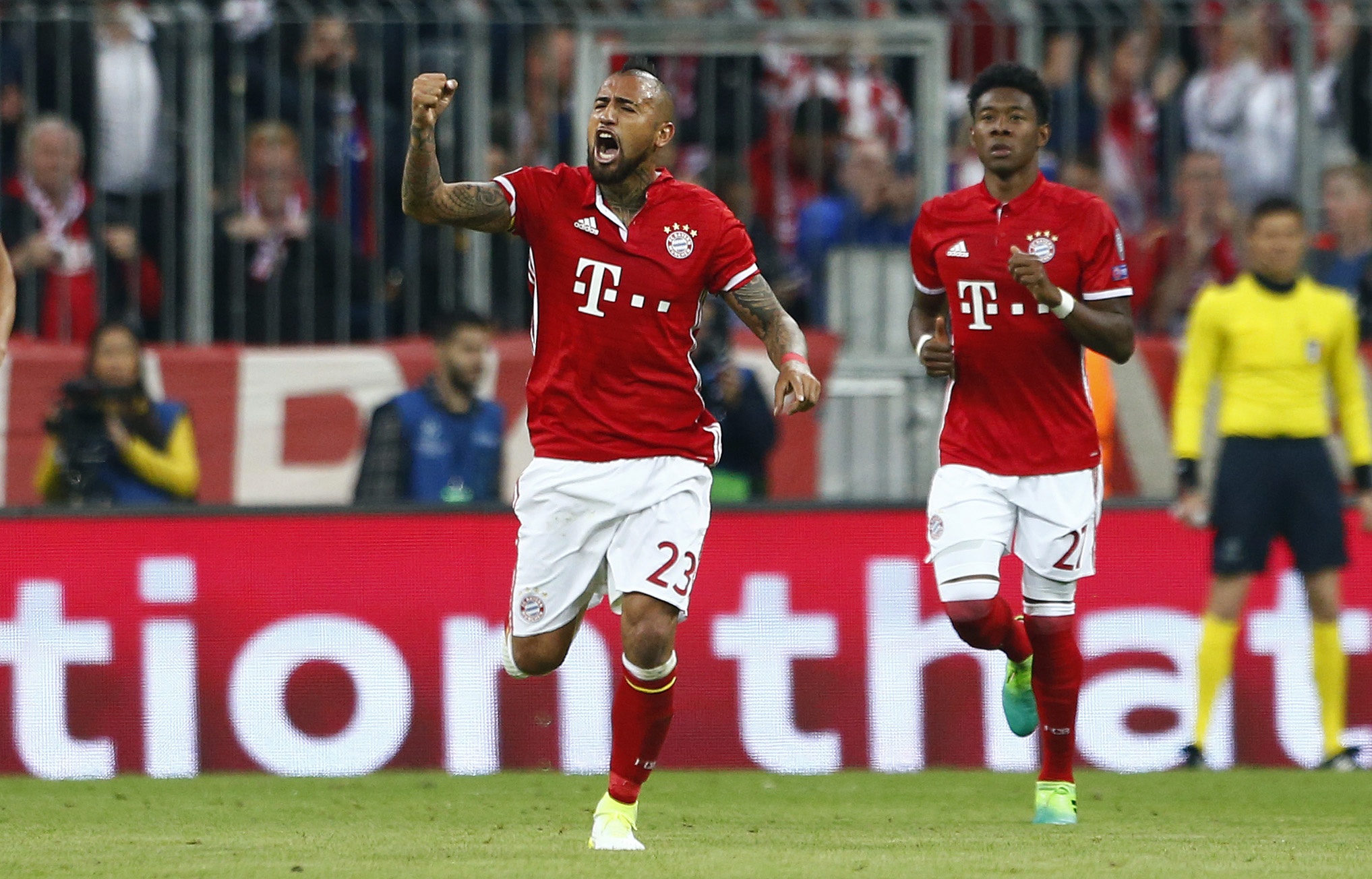 Ronaldo cham moc lich su voi cu dup vao luoi Bayer anh 2