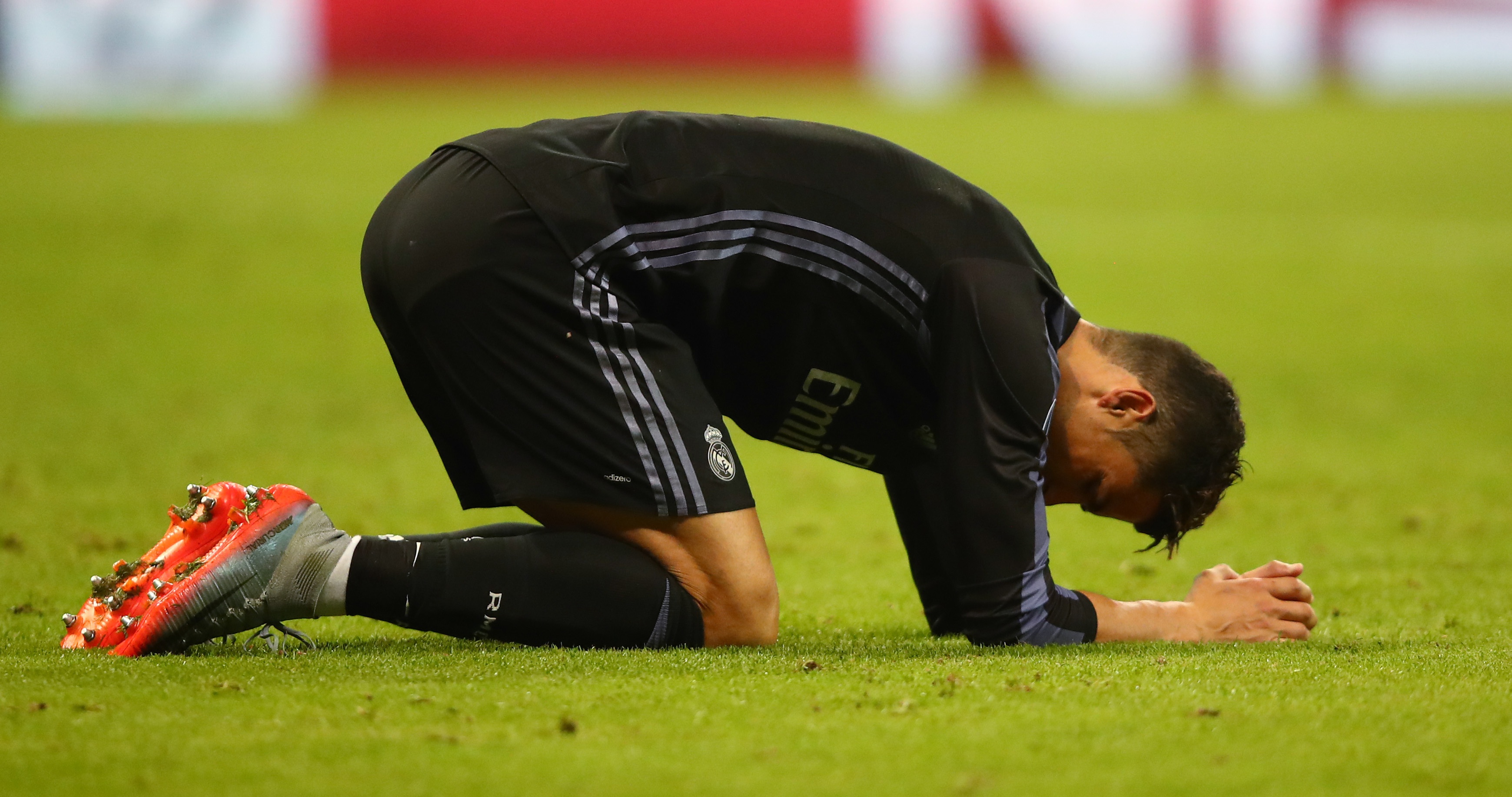 Ronaldo tra gia sau man giai cuu Real hinh anh