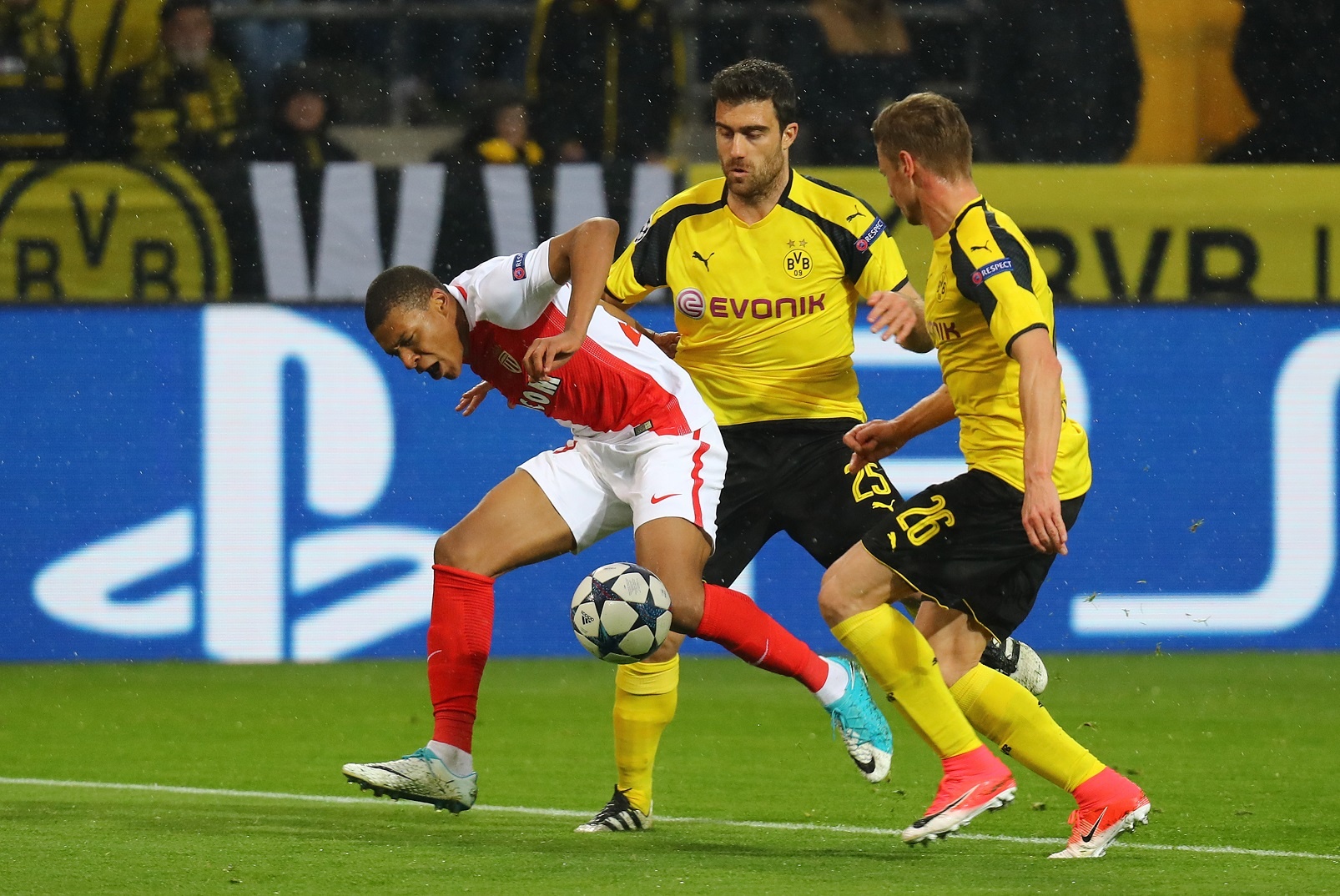 Kylian Mbappe toa sang,  Monaco ha Dortmund anh 3