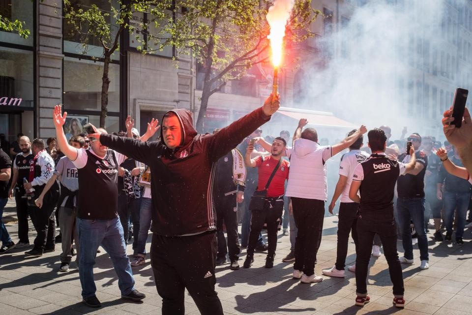 Ultras Thổ Nhĩ Kỳ xô xát đến đổ máu với cảnh sát ảnh 3 Ultras Tho Nhi Ky xo xat den do mau voi canh sat anh 3