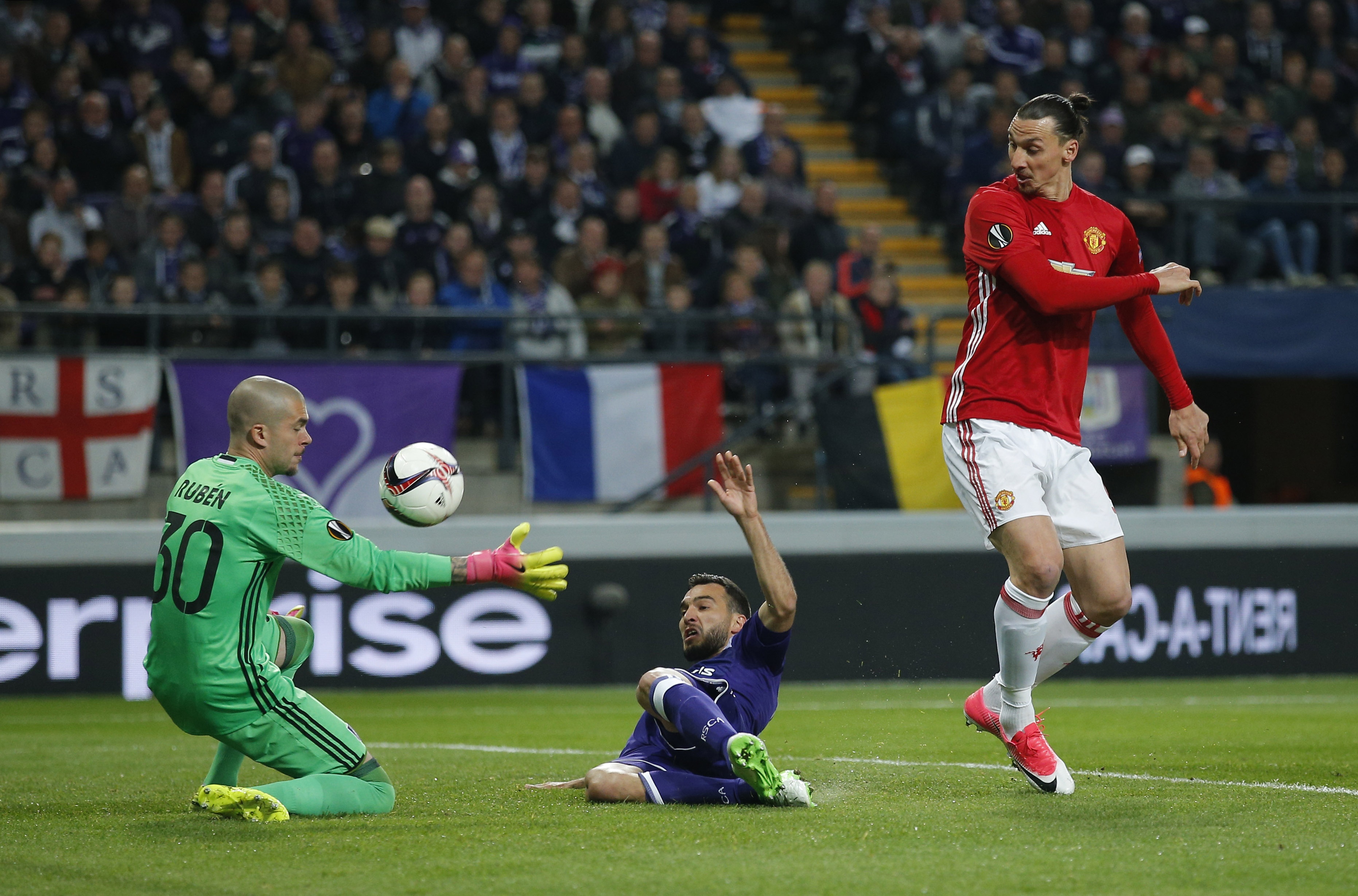 Mkhitaryan toa sang giup MU co loi the o tu ket anh 4