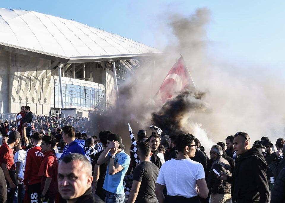 Ultras Thổ Nhĩ Kỳ xô xát đến đổ máu với cảnh sát ảnh 5 Ultras Tho Nhi Ky xo xat den do mau voi canh sat anh 5