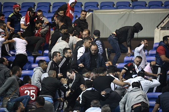 Ultras Thổ Nhĩ Kỳ xô xát đến đổ máu với cảnh sát ảnh 8 Ultras Tho Nhi Ky xo xat den do mau voi canh sat anh 8