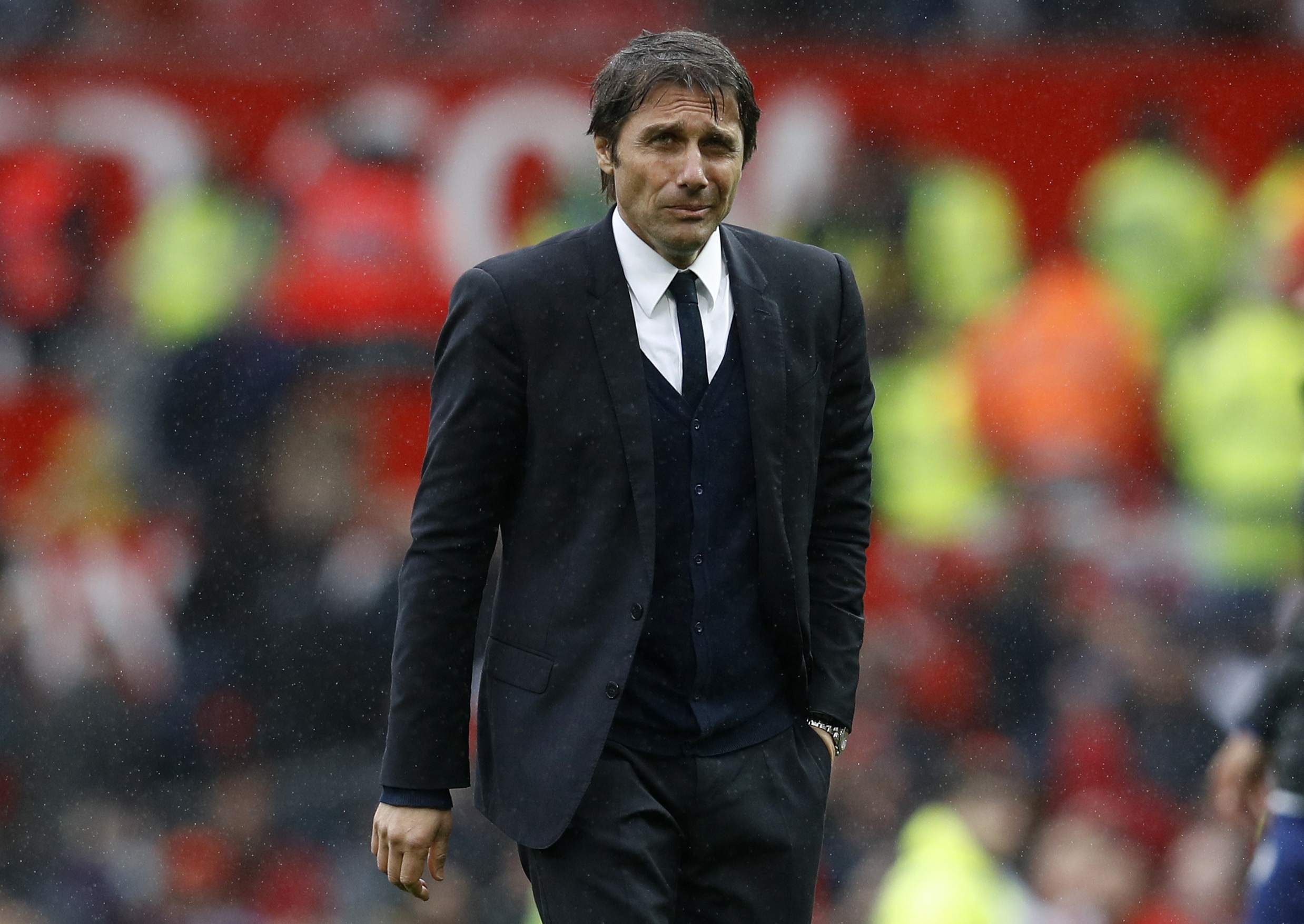 Mourinho nang niu logo MU sau tran thang Chelsea anh 11