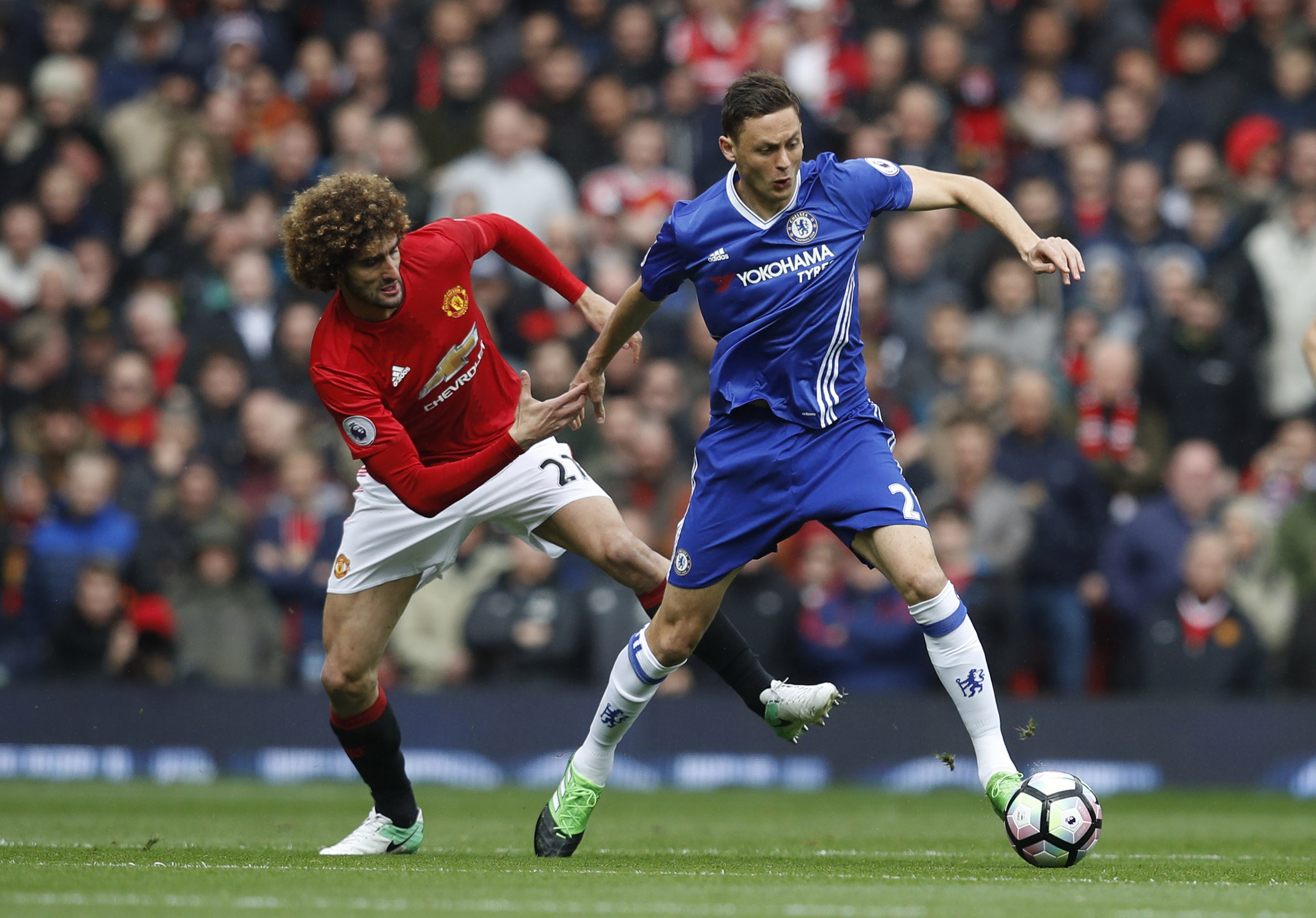 Mourinho nâng niu logo MU sau trận thắng Chelsea ảnh 1 Mourinho nang niu logo MU sau tran thang Chelsea anh 1