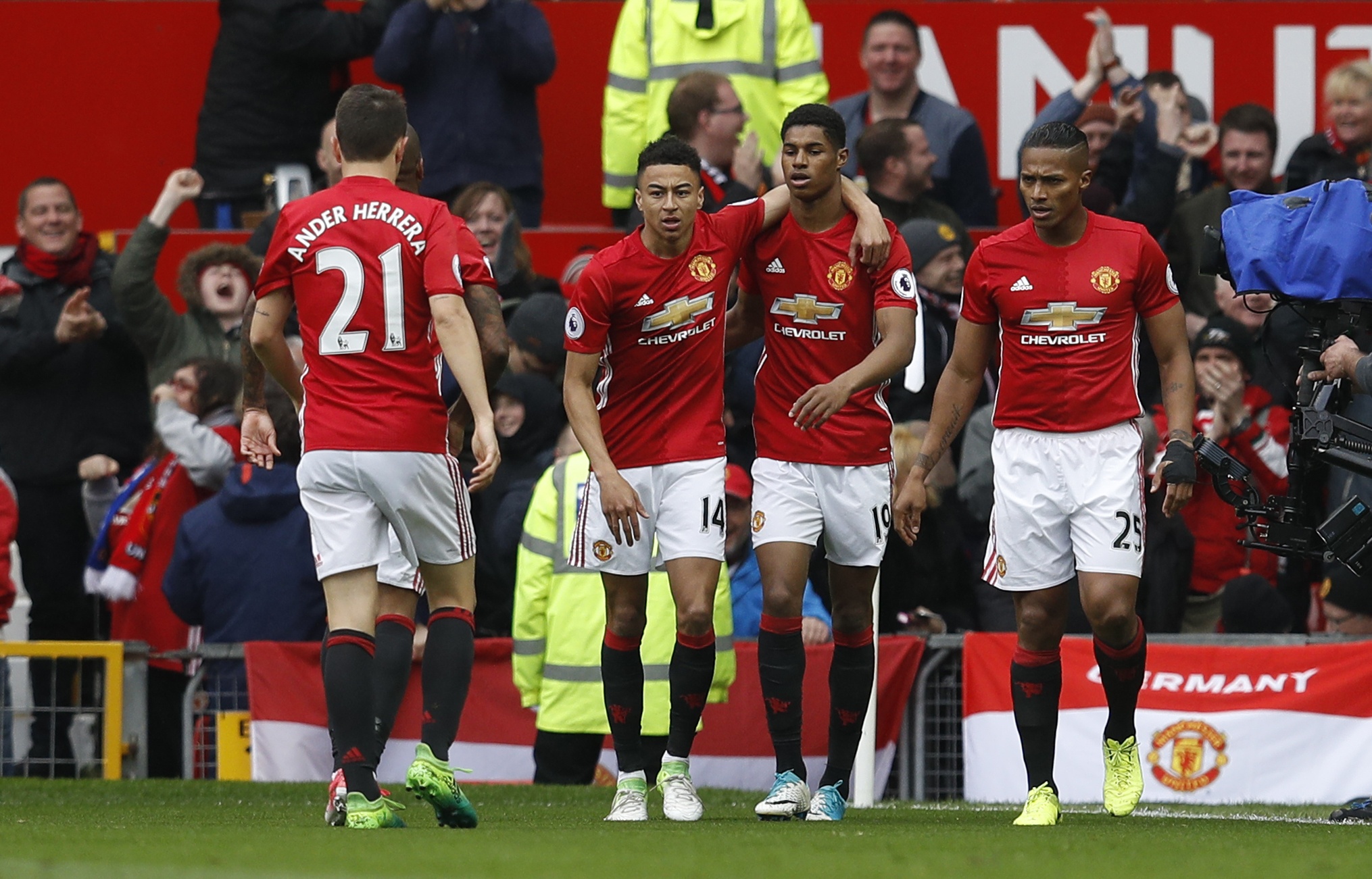 Mourinho nâng niu logo MU sau trận thắng Chelsea ảnh 3 Mourinho nang niu logo MU sau tran thang Chelsea anh 3