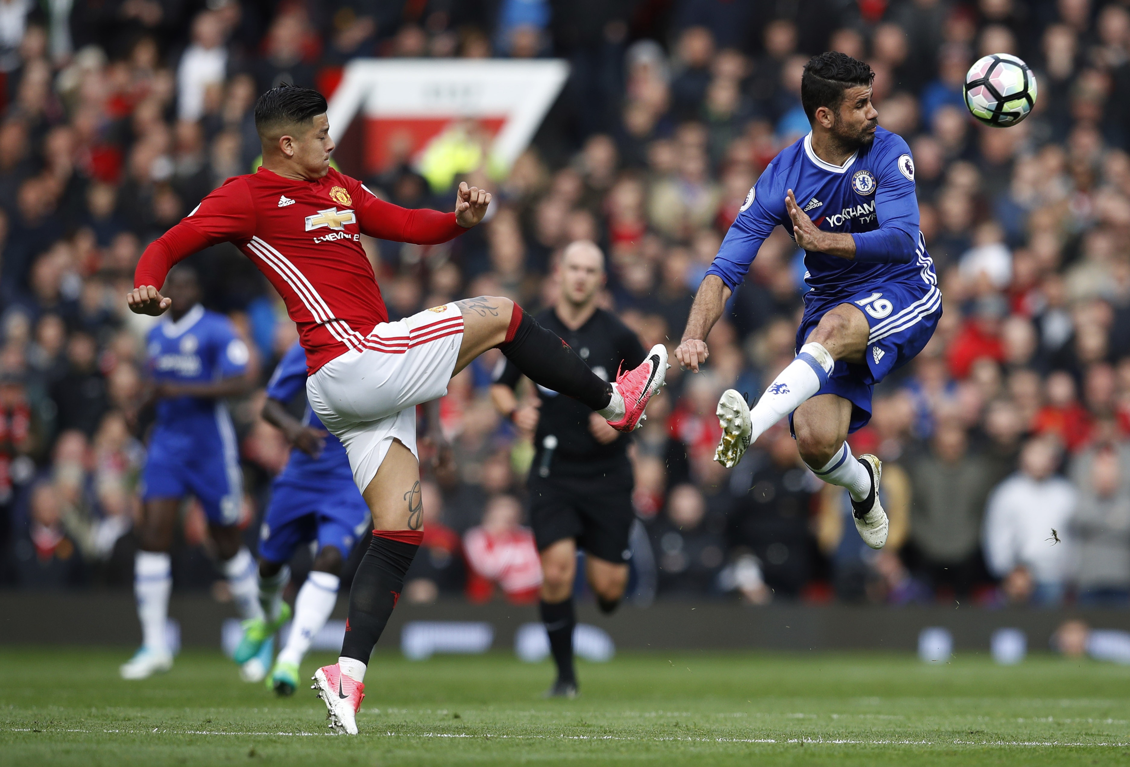 Mourinho nâng niu logo MU sau trận thắng Chelsea ảnh 5 Mourinho nang niu logo MU sau tran thang Chelsea anh 5