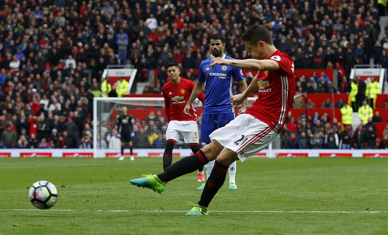 Mourinho nâng niu logo MU sau trận thắng Chelsea ảnh 6 Mourinho nang niu logo MU sau tran thang Chelsea anh 6