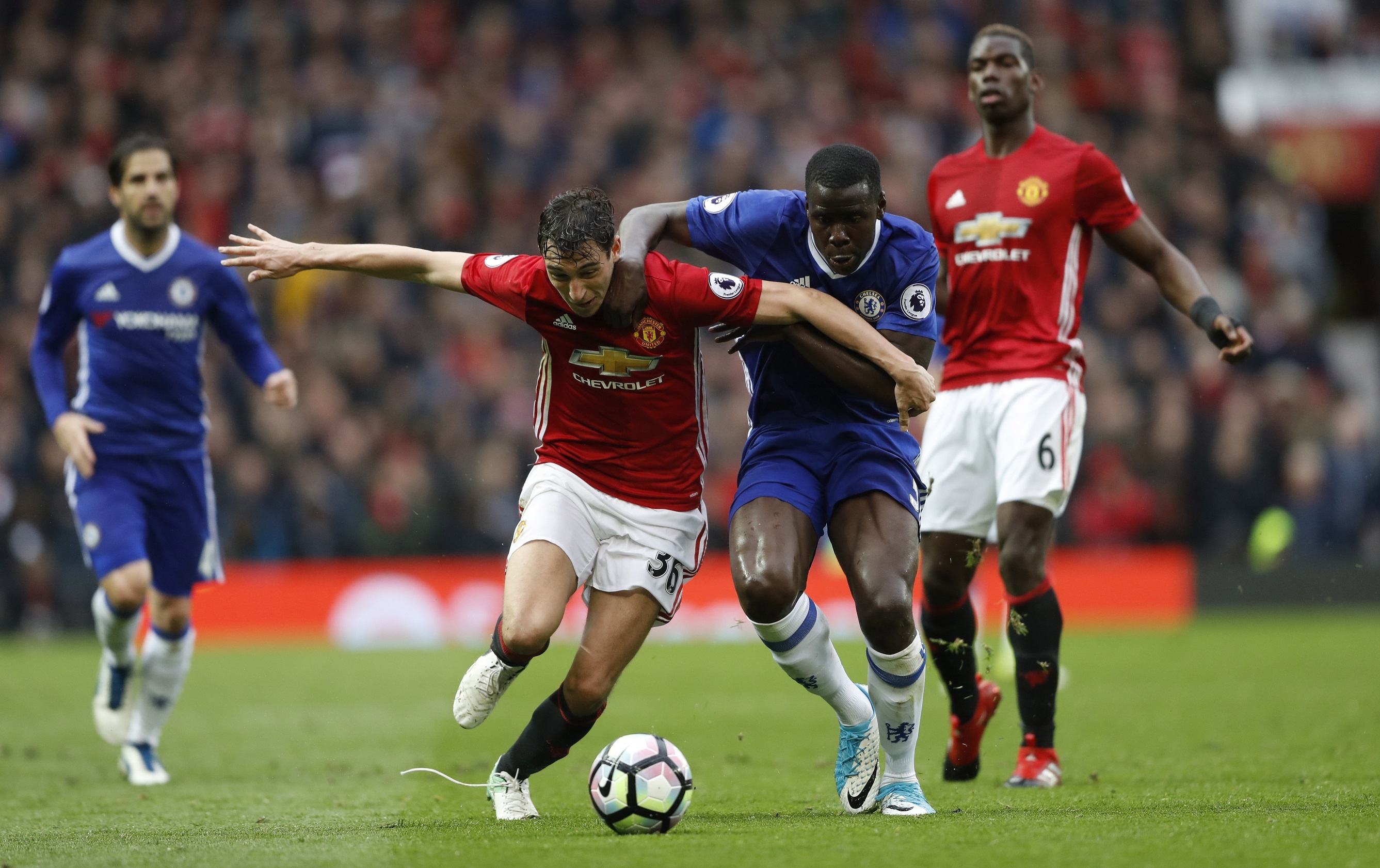 Mourinho nâng niu logo MU sau trận thắng Chelsea ảnh 8 Mourinho nang niu logo MU sau tran thang Chelsea anh 8