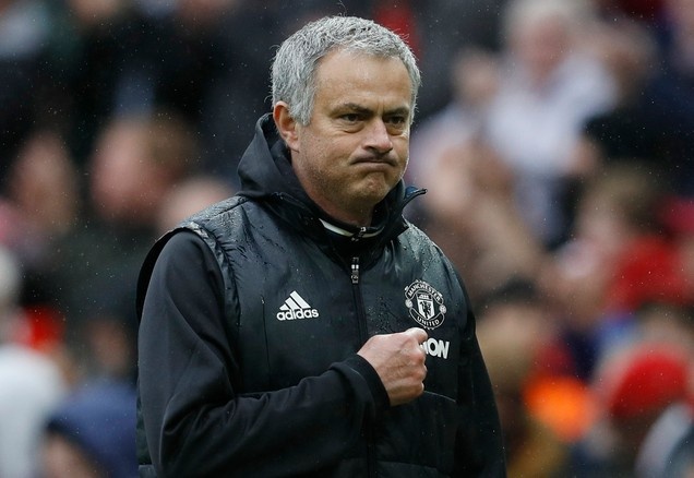 Mourinho nang niu logo Man Utd sau man tra dua Chelsea hinh anh