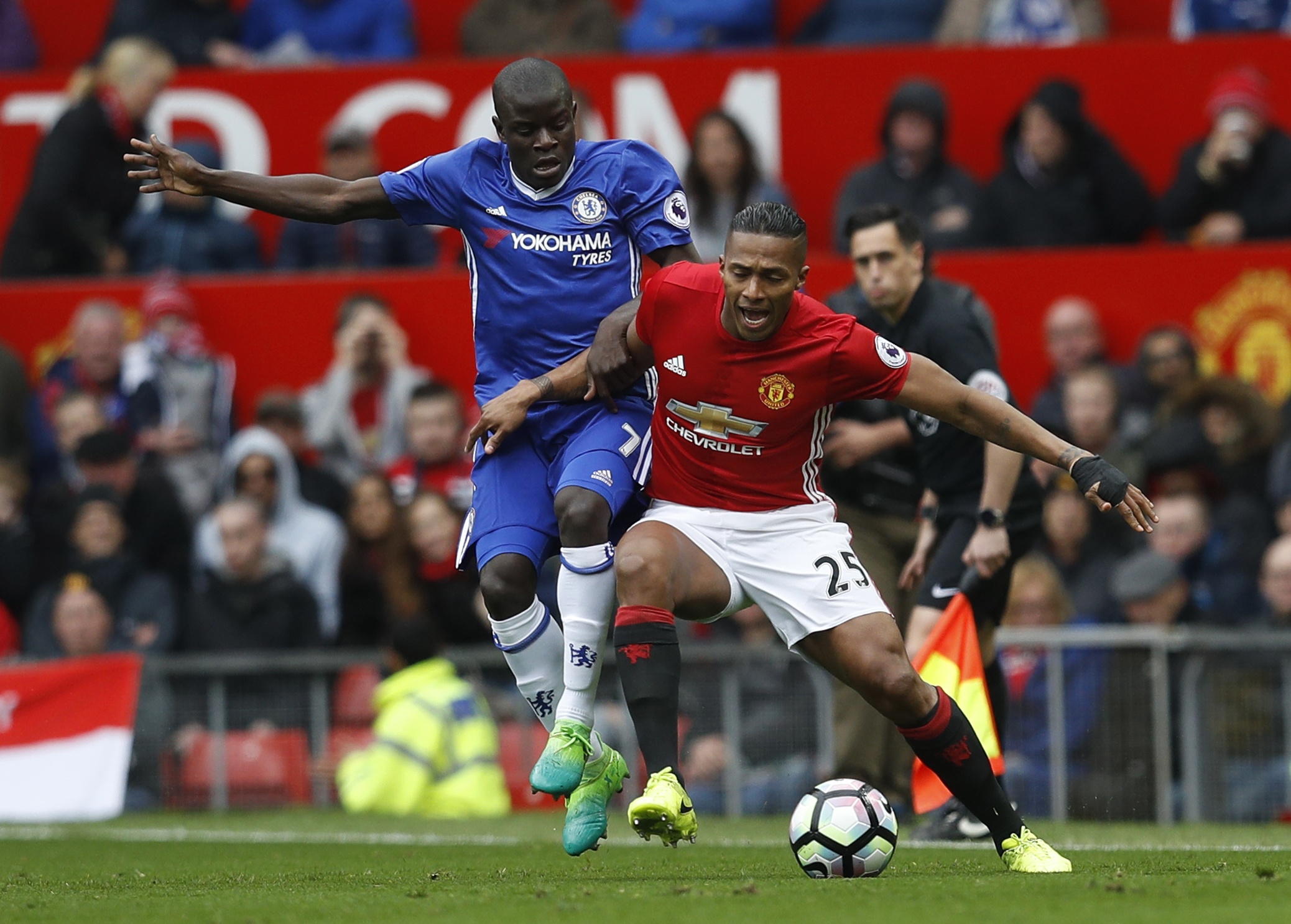 Cham diem Man Utd 2-0 Chelsea: Diem sang Herrera anh 2