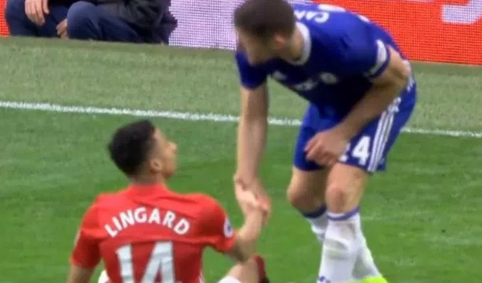 Doi truong Chelsea bi fan xi va vi giup do doi thu hinh anh