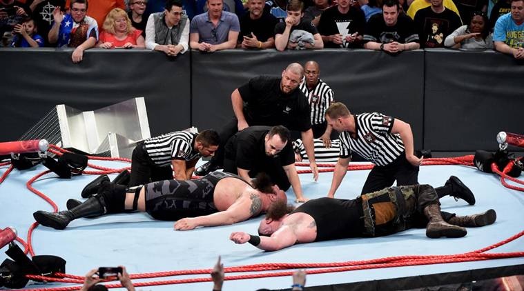 San dau WWE do sap khi hung chiu suc nang gan 350 kg hinh anh