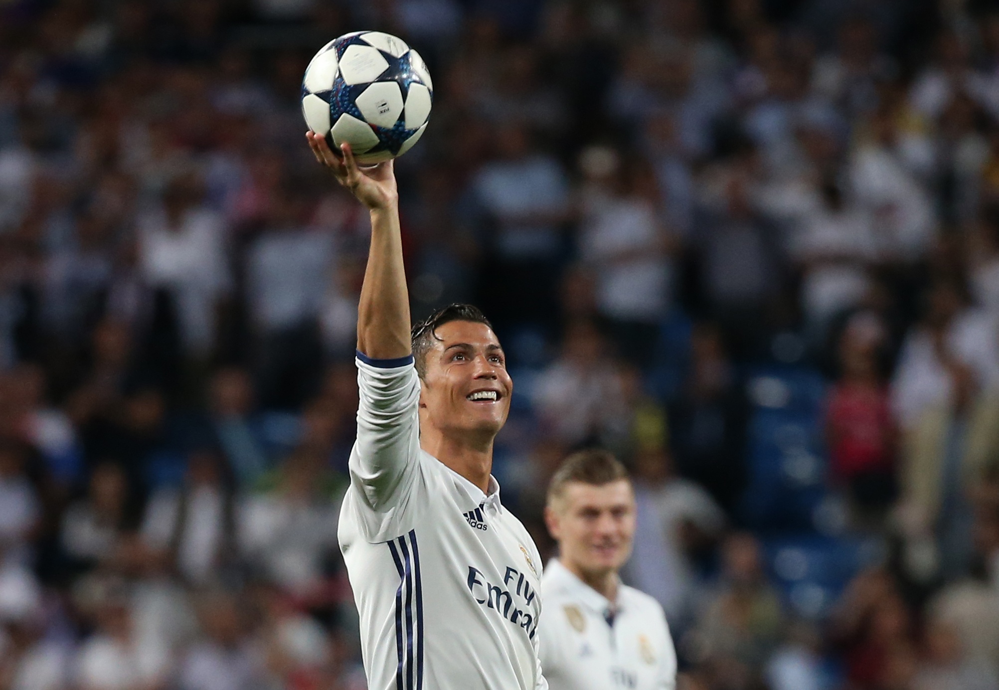 Ronaldo lap hat-trick,  Real nhoc nhan vuot ai Baye anh 14