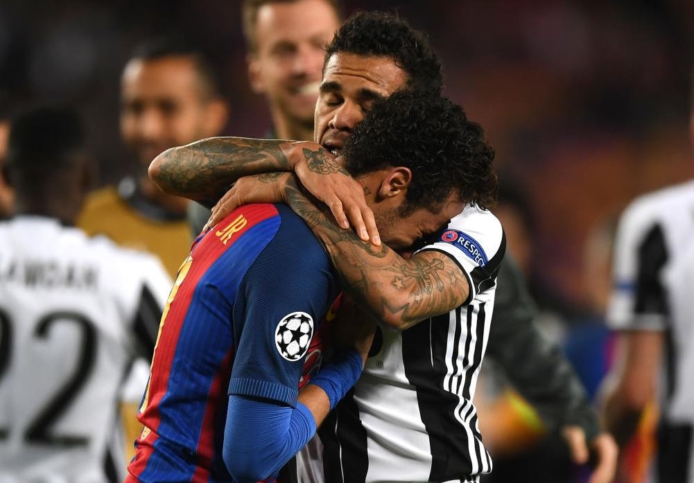 Neymar oa khoc, Messi cui dau nhin Juventus vao ban ket hinh anh