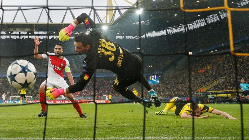 Messi dan dau doi hinh te nhat tu ket cup C1 anh 8