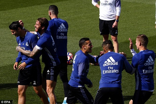 Tam trang trai nguoc cua Ronaldo,  Messi anh 2