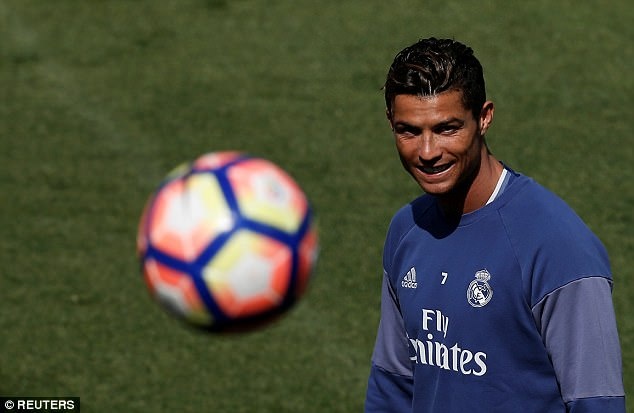 Tam trang trai nguoc cua Ronaldo,  Messi anh 4