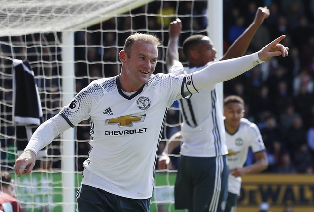 Burnley vs Man Utd (0-2): Rooney tro lai va ghi ban hinh anh