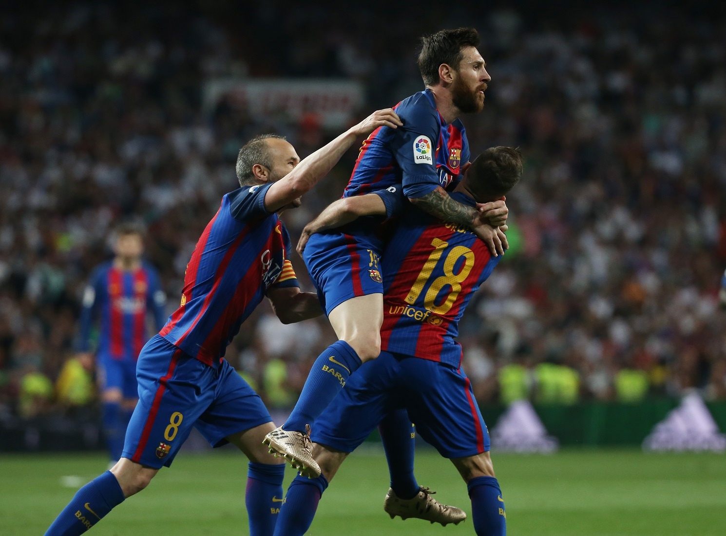 Messi lap hang loat ky luc sau tran thang Real anh 3