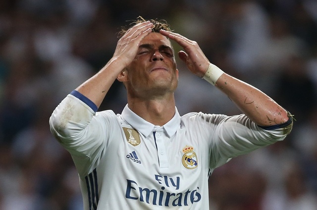 Cham diem El Clasico: Messi lam lu mo Ronaldo hinh anh