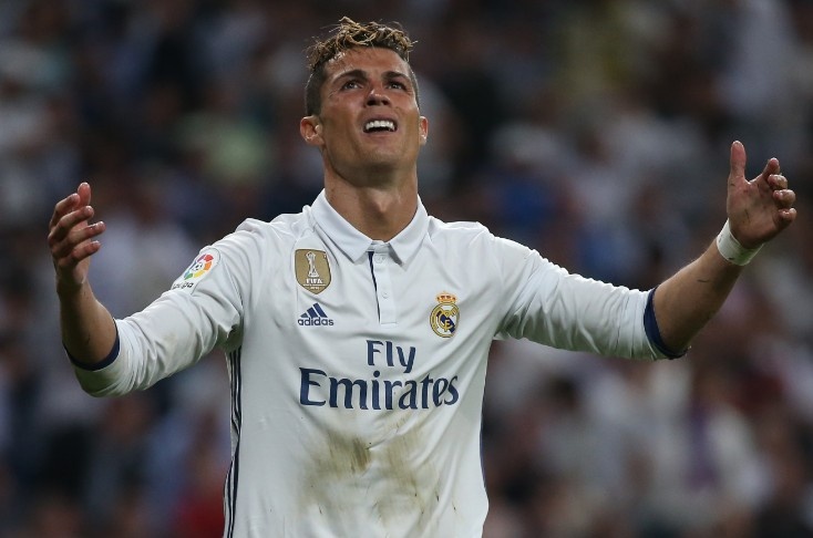 Ronaldo bat luc trong ngay Messi ruc sang hinh anh