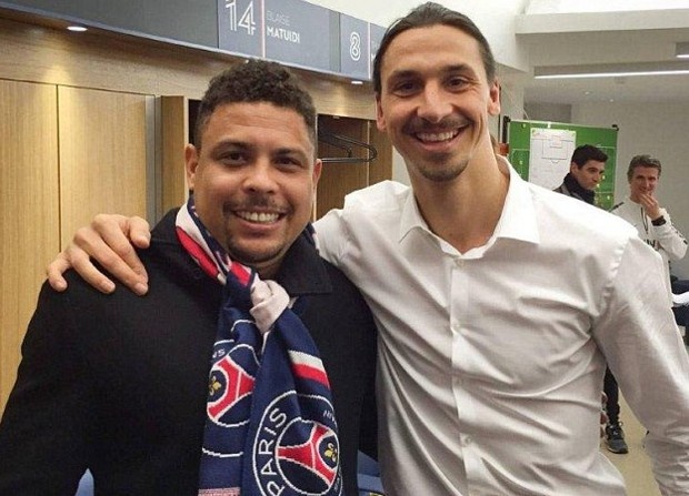 Ibra duoc than tuong dong vien sau chan thuong hinh anh