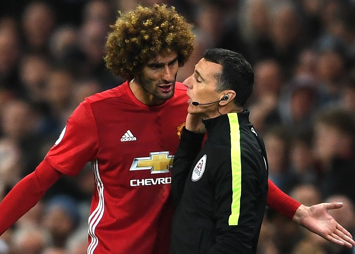 Fellaini khoc loc, doi xu trong tai sau the do o derby Manchester hinh anh