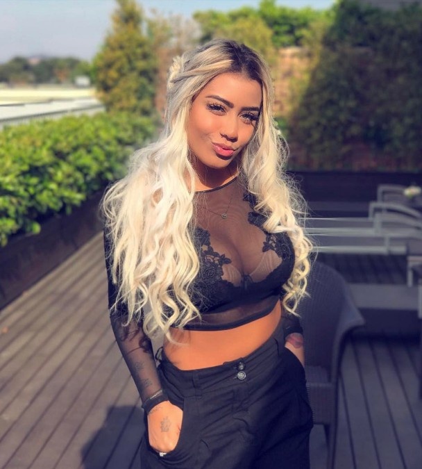 Neymar mat em gai vao tay dong doi anh 7