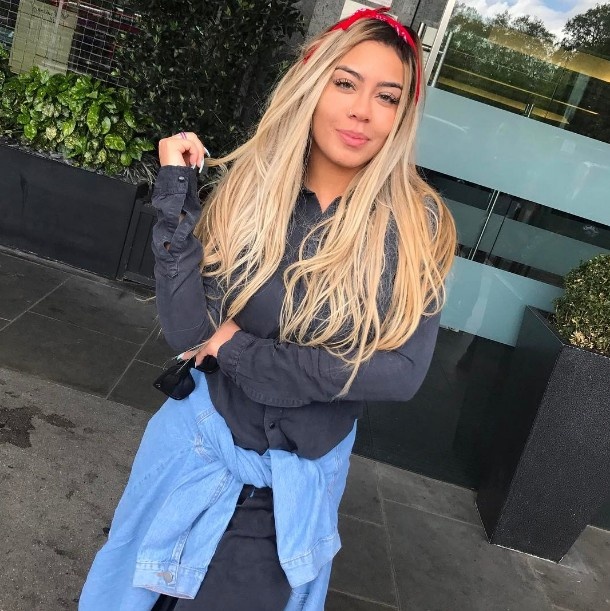 Neymar mat em gai vao tay dong doi anh 8