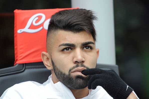 Neymar mat em gai vao tay dong doi anh 9