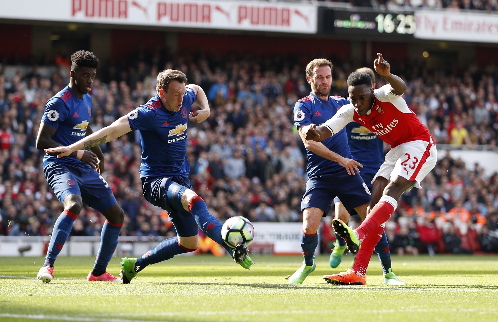 Wenger lan dau thang Mourinho anh 4