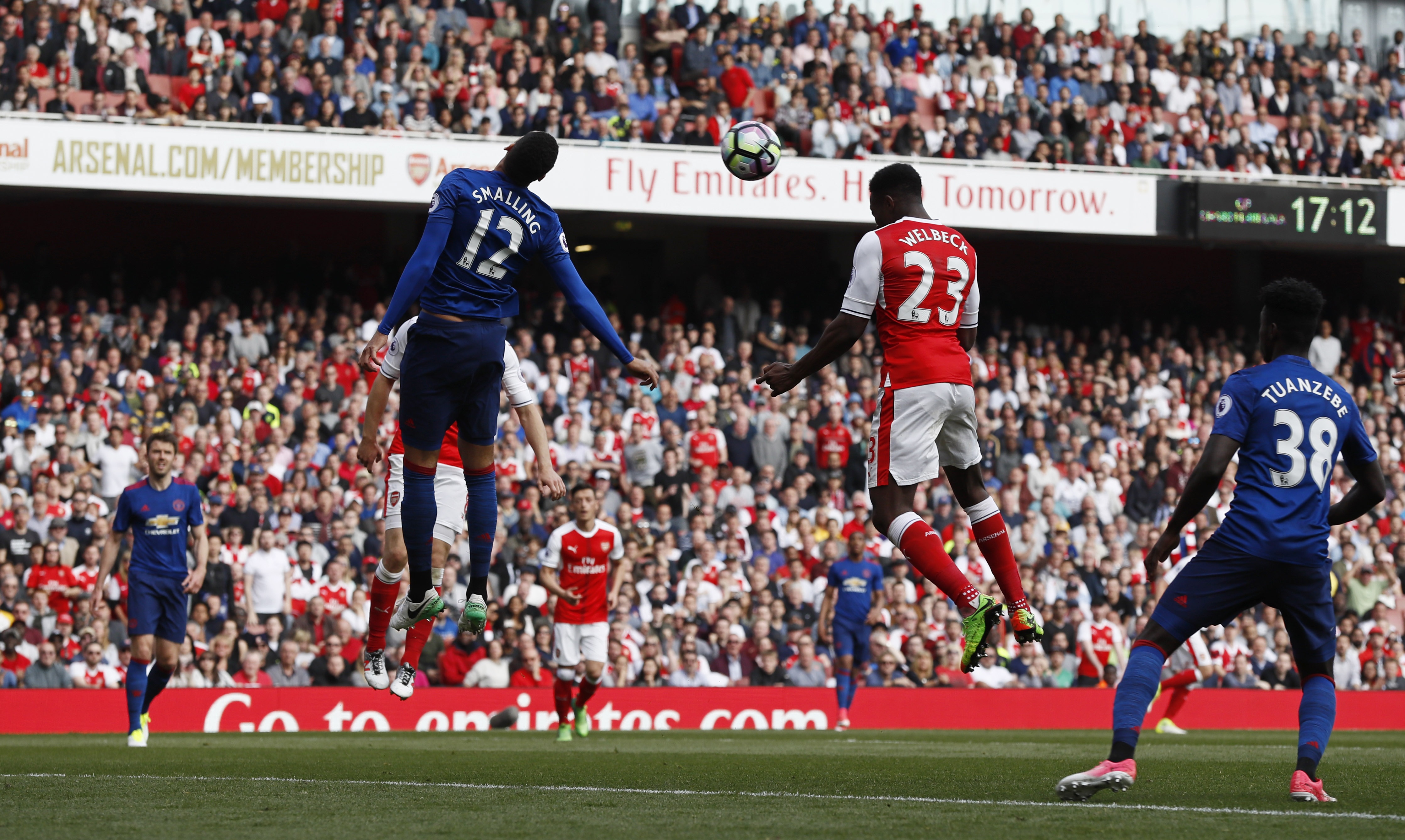 Wenger lan dau thang Mourinho anh 7