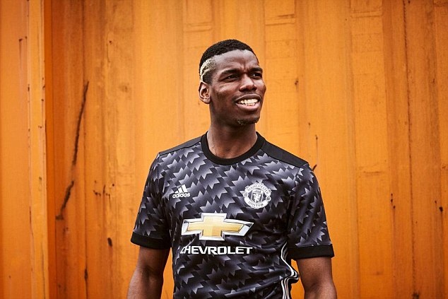 MU cong bo mau ao san khach mua 2017/18 anh 3