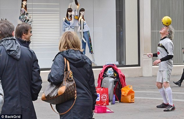 Conte thảnh thơi dạo phố ảnh 2 Conte thanh thoi dao pho anh 2