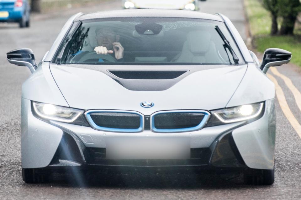 Dan xe sang do bo san tap Man Utd hinh anh