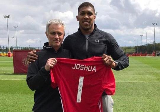 Nha vo dich quyen Anh hang nang yeu MU vi Mourinho hinh anh