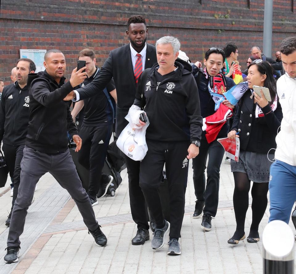 MU lỡ tàu đến London vì fan cuồng ảnh 1 MU lo tau den London vi fan cuong anh 1
