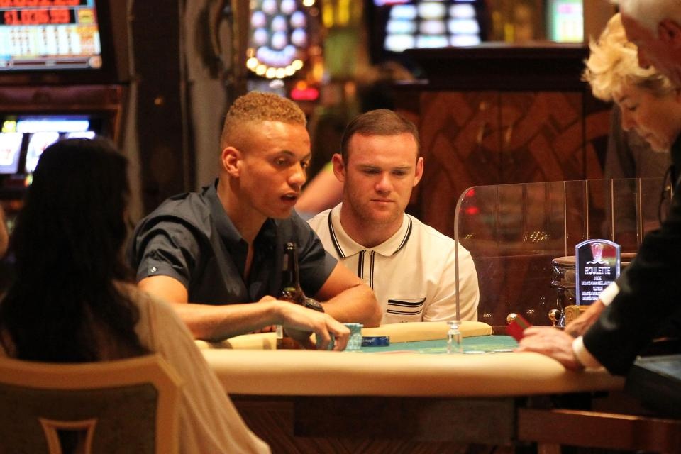 Rooney nuong nua trieu bang trong 2 gio anh 1