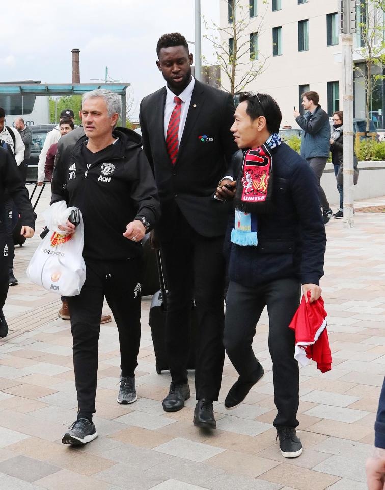 MU lỡ tàu đến London vì fan cuồng ảnh 2 MU lo tau den London vi fan cuong anh 2