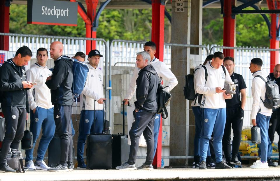 MU lỡ tàu đến London vì fan cuồng ảnh 4 MU lo tau den London vi fan cuong anh 4